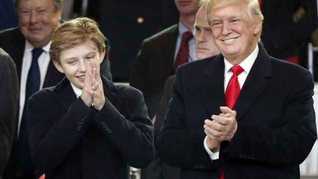Barron y su padre Donald Trump en la toma de posesión de su padre como nuevo presidente de Estados Unidos