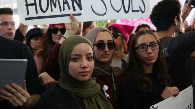 Una mujer musulmana protesta en el aeropuerto de Los Ángeles.