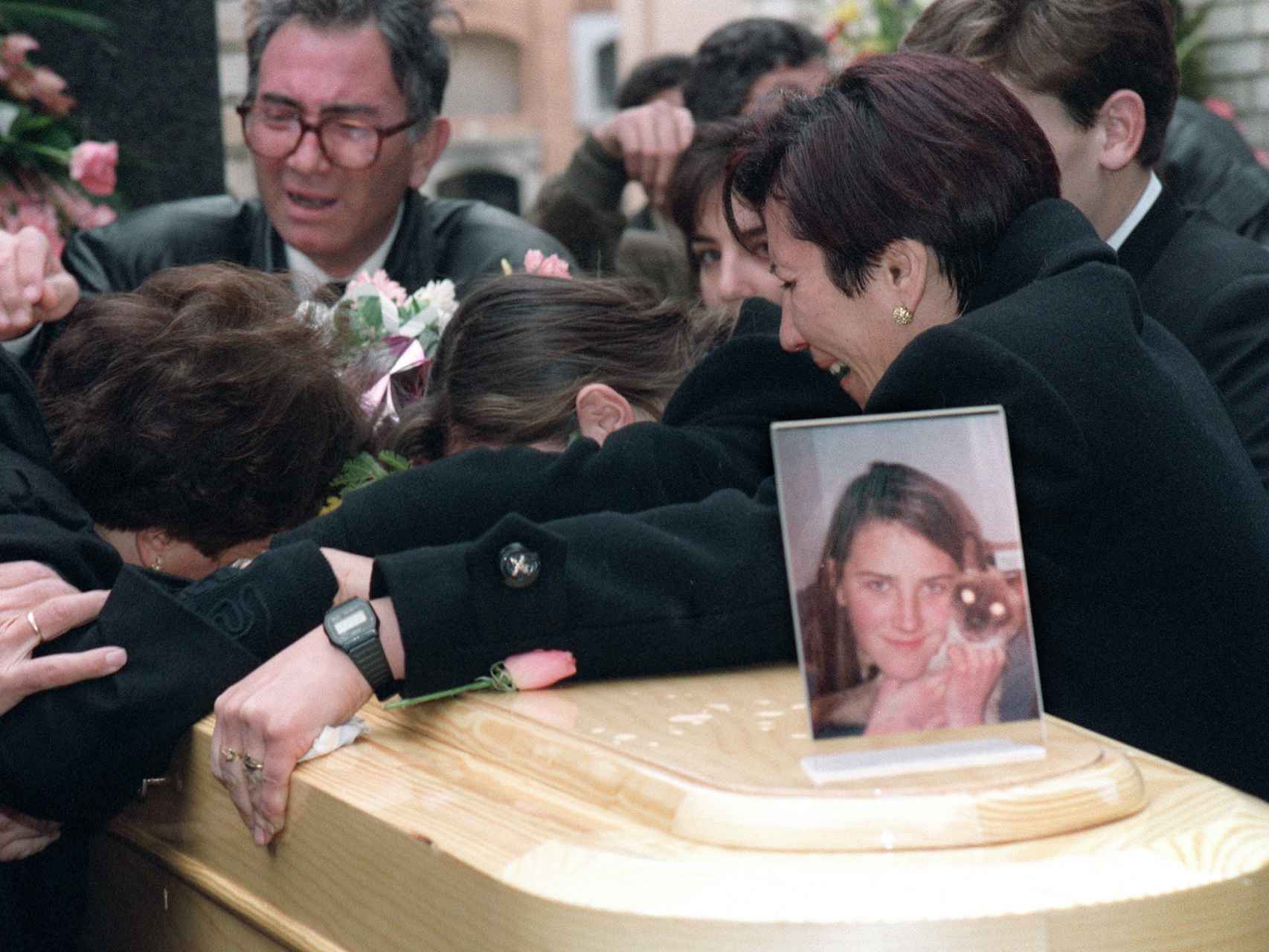 Los familiares de Desiré lloran sobre su féretro en el cementerio de Alcàsserer en enero de 1993.