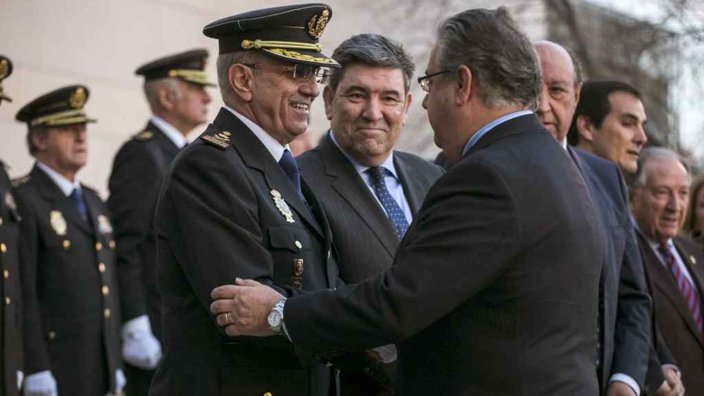 El ministrio del Interior, Juan Ignacio Zoido, estrecha la mano de Florentino Villabona instantes antes de su toma de posesión.