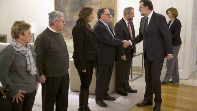 Rajoy, con los familiares de las víctimas.