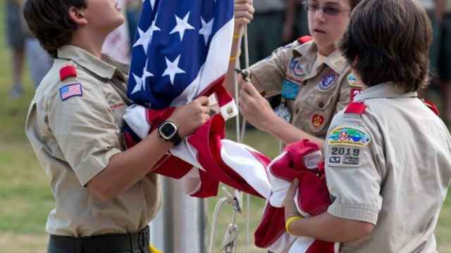 Unos 'boy scouts' con la bandera de EEUU.