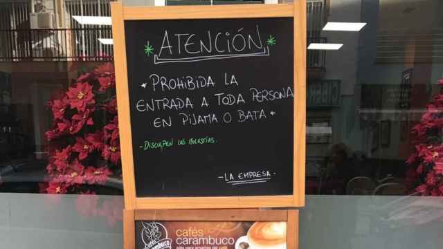 El cartel que luce desde hace una semana en la cafetería Los Monaguillos de Málaga.