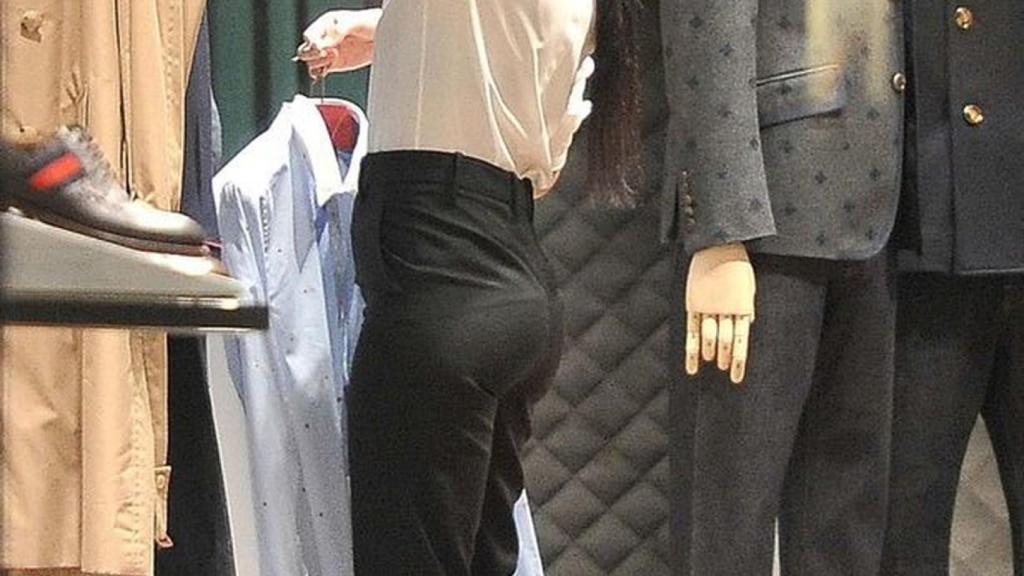 Georgina, la novia de Cristiano, colocando la ropa en Gucci.