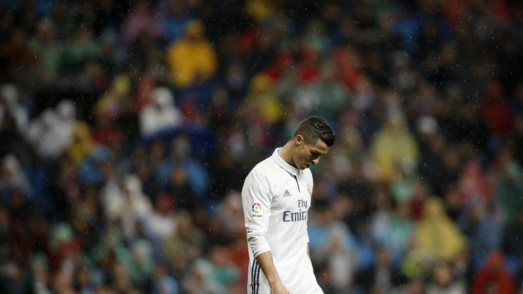 Cristiano Ronaldo resignado en el campo.