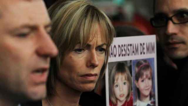 Los padres de Madeleine McCann junto a un cartel de su hija desaparecida