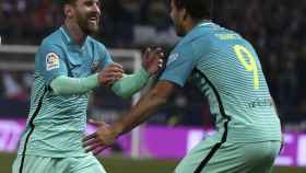 Messi y Suárez celebran los goles del Barça.