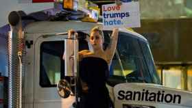 Lady Gaga, junto a la Trump Tower con un mensaje claro: El amor vence al odio.