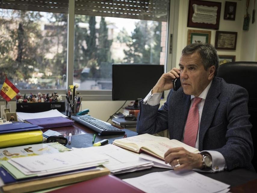 Fernando Osuna en su oficina.
