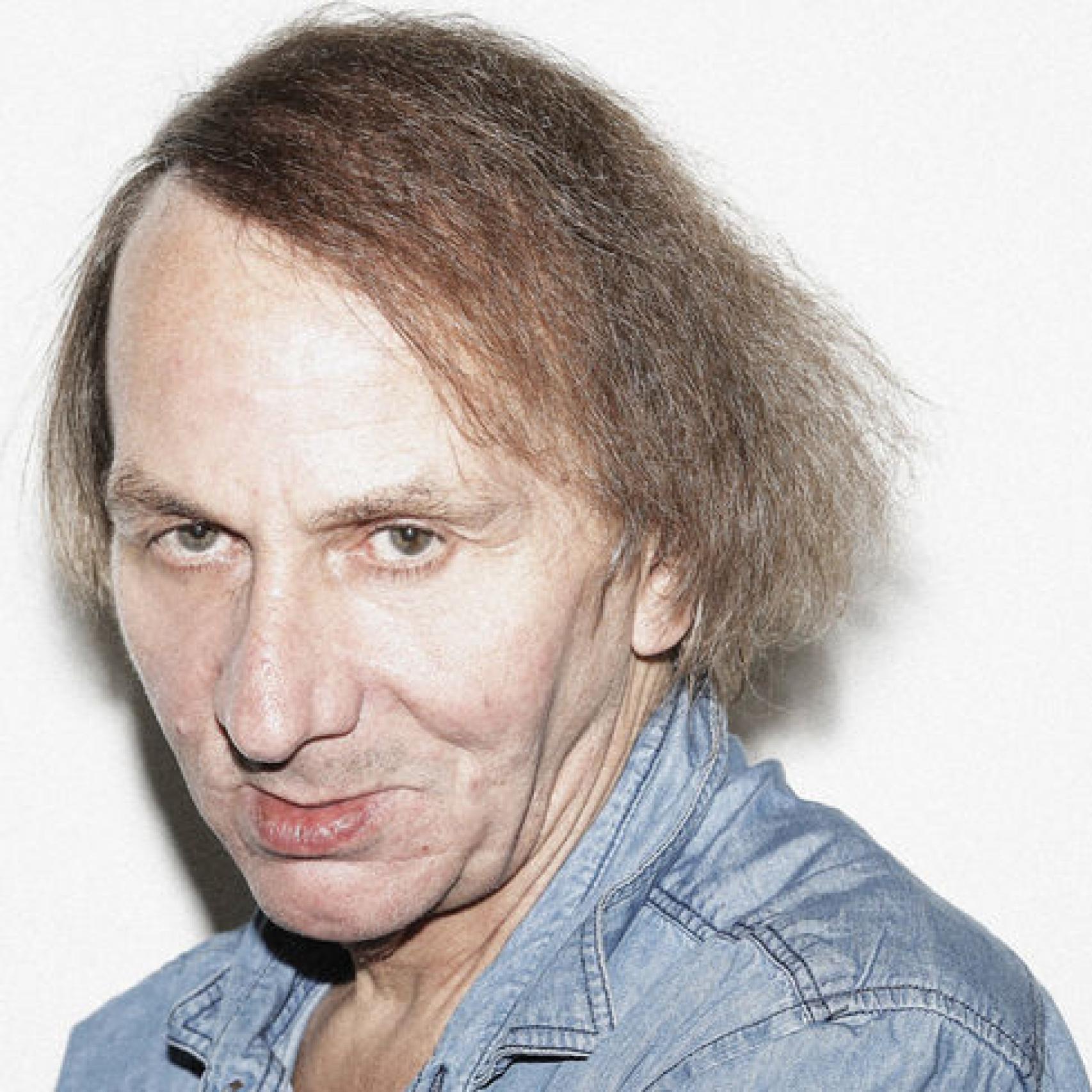 El escritor francés Michell Houellebecq popularizó un pueblo nudista al que solía ir el cura investigado