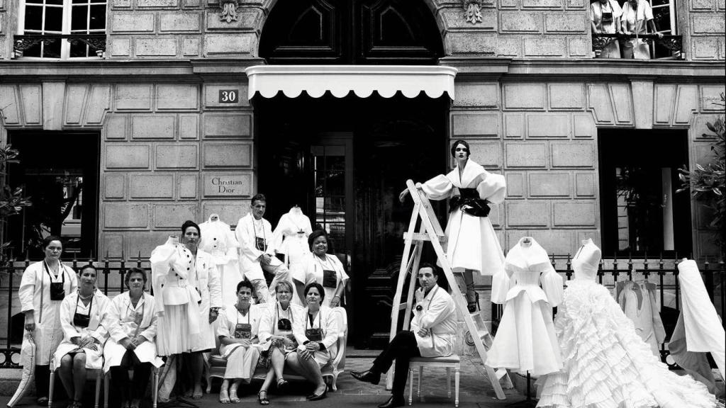 El equipo de Dior frente a la entrada de su tienda en París. | Foto: Cortesía de Dior