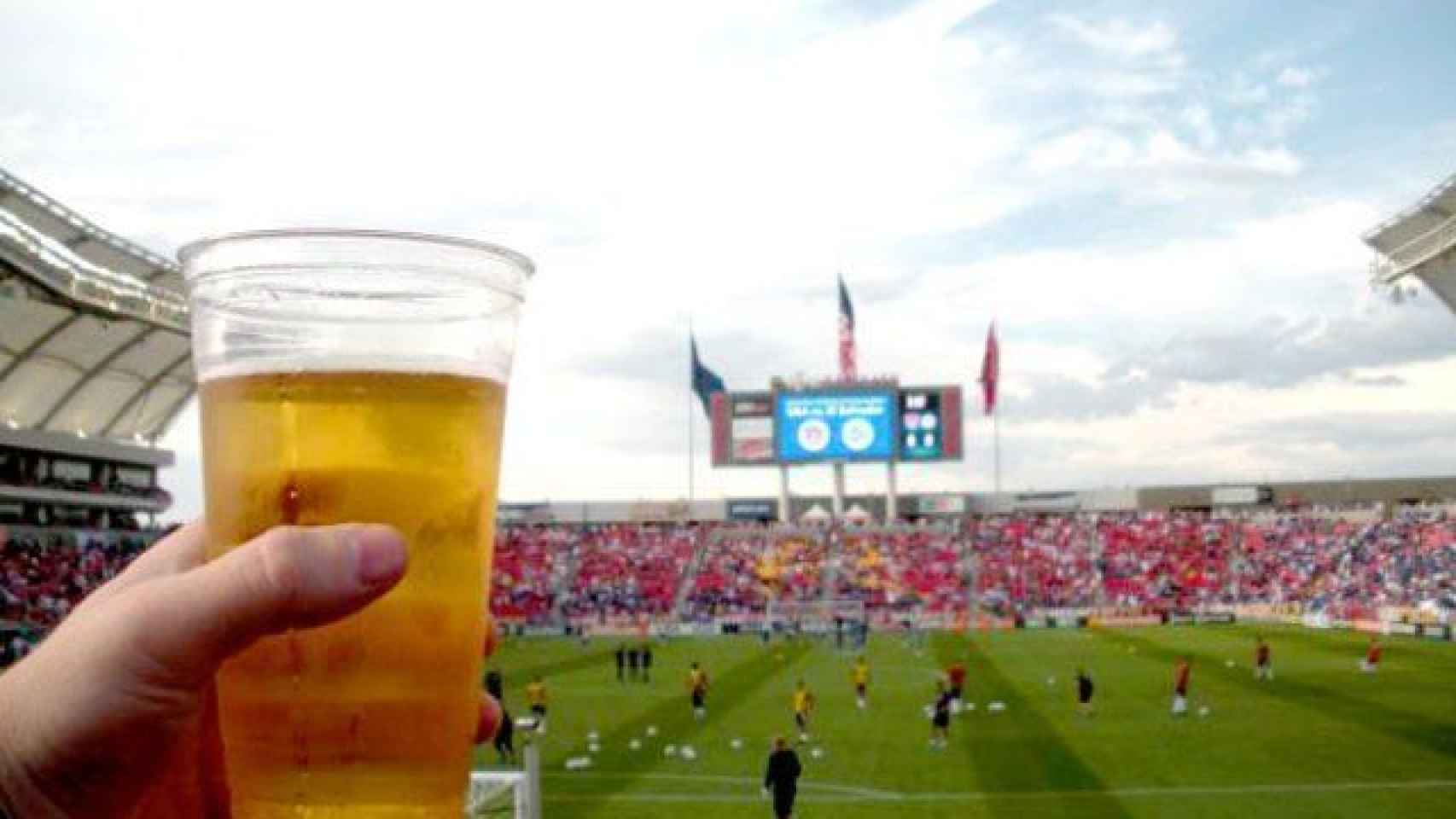 Пиво на стадионах. Пиво и футбол. Пиво на стадионе. Пиво футбол стадион. Футбольный матч.