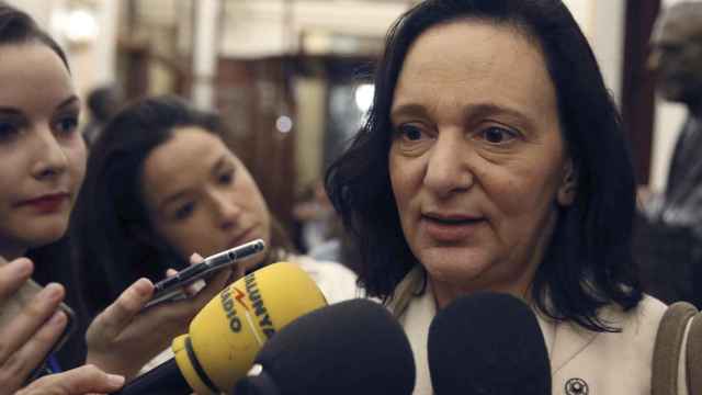 Carolina Bescansa responde a las preguntas de los periodistas en los pasillos del Congreso
