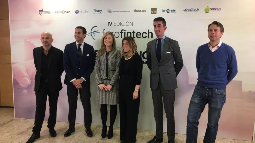 Equipo directivo de la asociación de fintech junto a la secretaria del Tesoro Público, Emma Navarro.