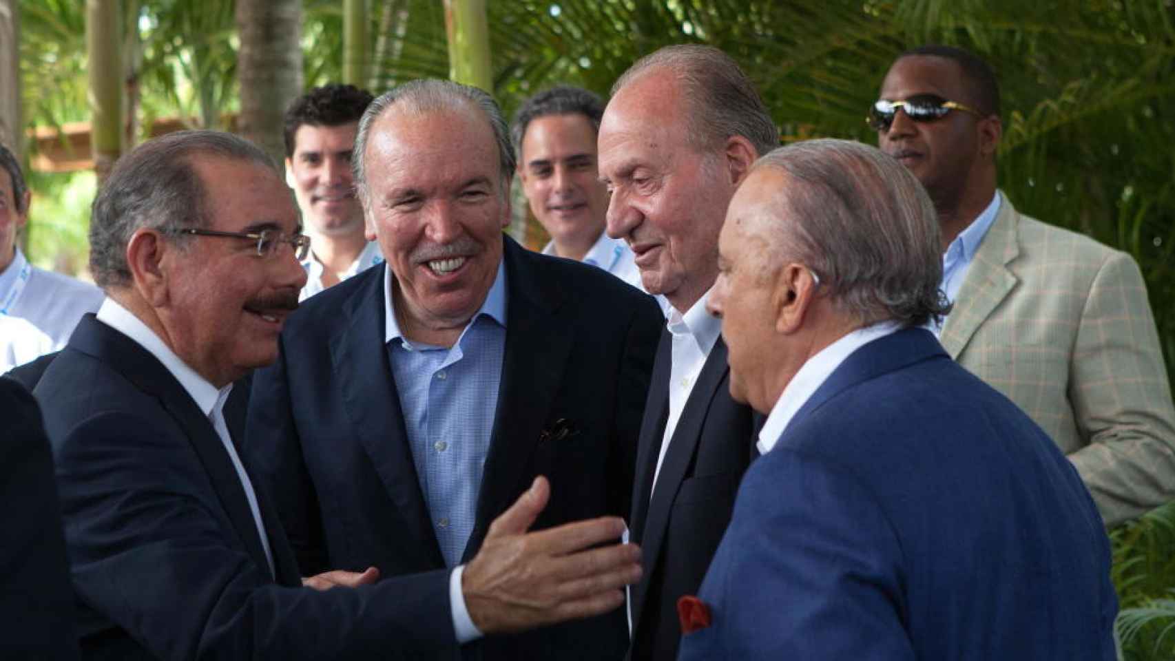 Pepe Fanjul, segundo por la izquierda, le presenta a don Juan Carlos a varios empresarios.