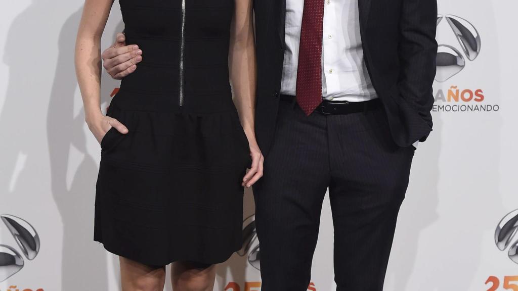 Los presentadores Iñaki López y Andrea Ropero, juntos ante el photocall.