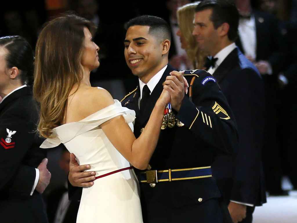 El soldado Medina bailando con la primera dama en la gala de la toma de posesión de Trump.
