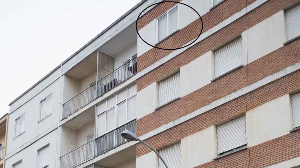 Vista del edificio y la ventana (en un círculo) desde el que cayó la niña muerta en Zamora, en la calle Arapiles 44.