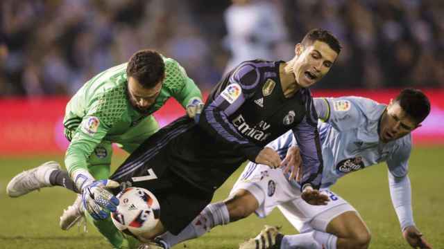 Cristiano Ronaldo disputa un balón en el último Celta - Real Madrid.