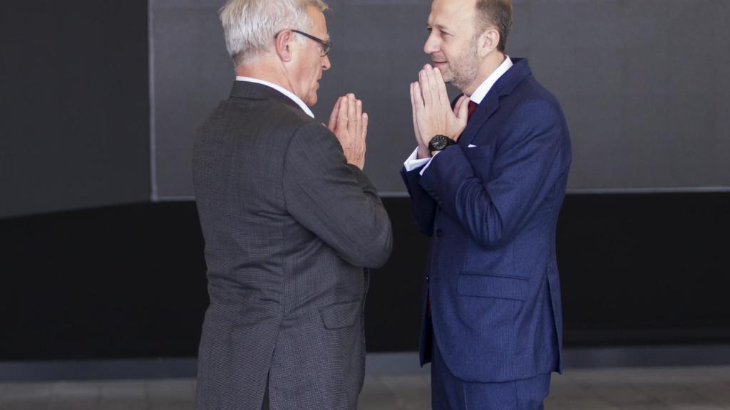 Joan Ribó, alcalde de Valencia y quien ha oficiado la ceremonia, habla con el novio, Alexis Marí, antes de la boda