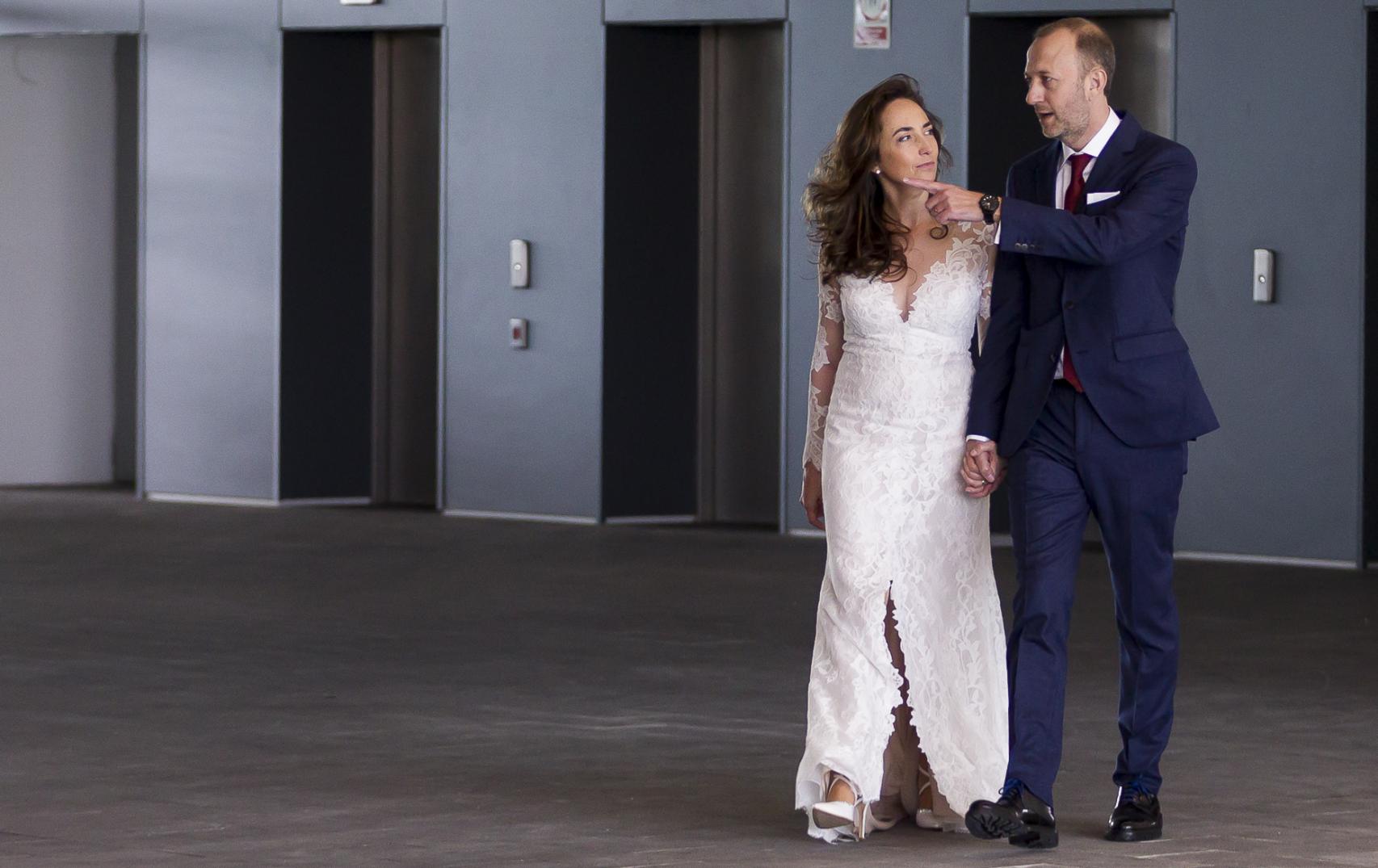 Carolina Punset y Alexis Marí en el momento de salir para permitir que les fotografiaran