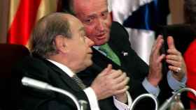 El rey Juan Carlos conversando con Jordi Pujol.