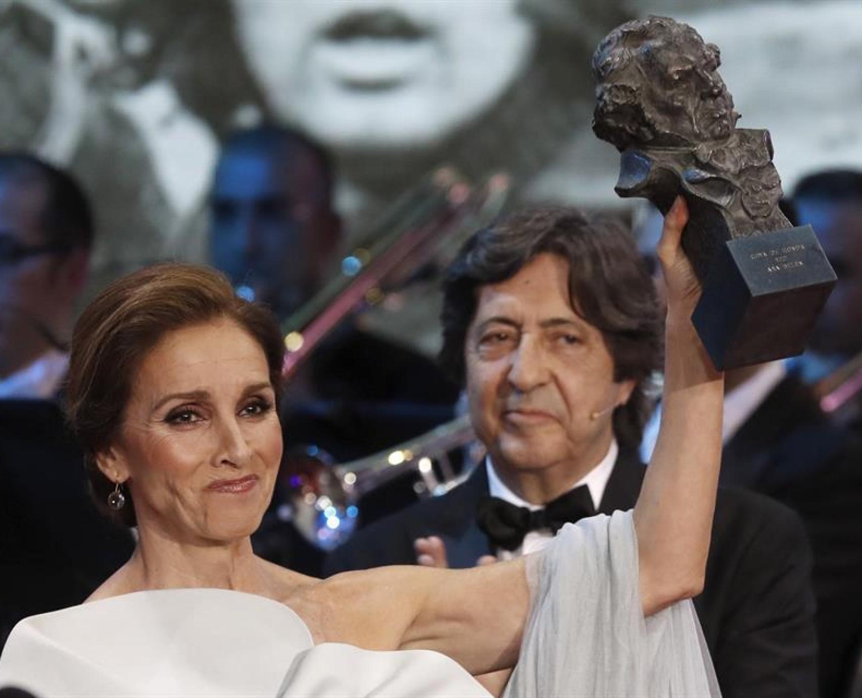 Ana Belén al recibir su Goya de honor.