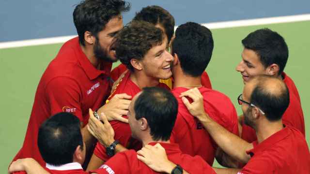 Los jugadores de España celebran la victoria en la Davis.