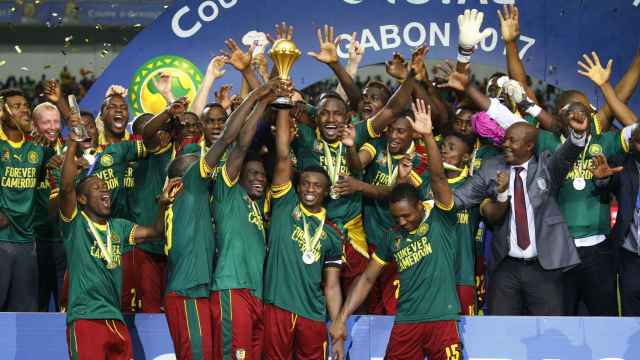 Los jugadores de Camerún celebran la victoria de la Copa África.