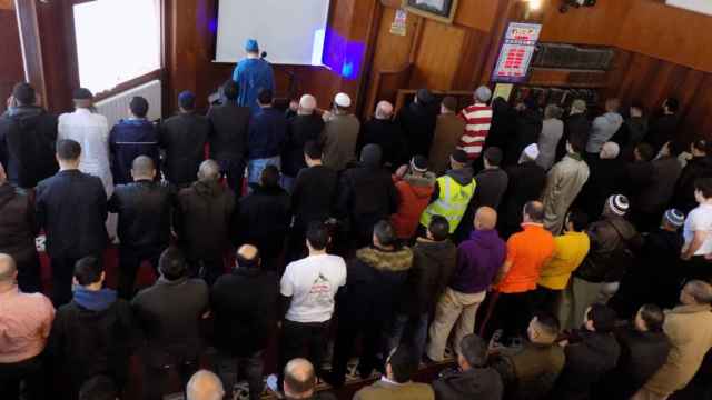 Personas de distintos credos rezando juntas en la mezquita de Finsbury Park.