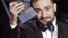 Juan Antonio Bayona con su premio a la Mejor dirección.