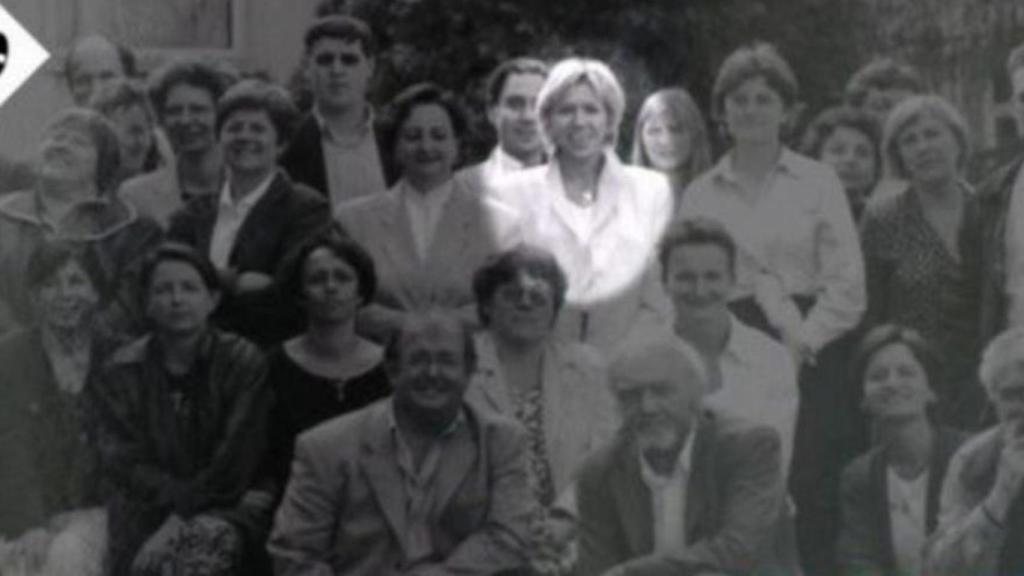 Brigitte Macron (centro) en su época de profesora de instituto, cuando se enamoró de su alumno y ahora marido