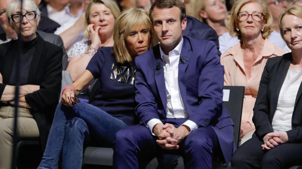 Brigitte y Emmanuel Macron, en un reciente mítin del candidato a la presidencia de Francia