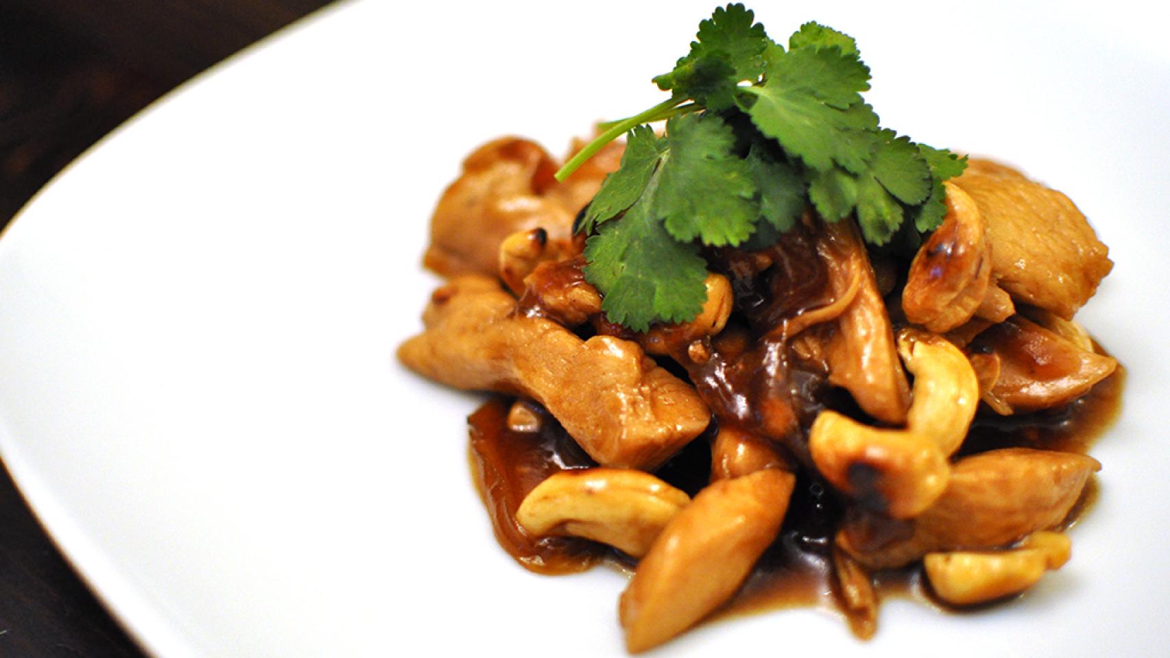 La auténtica receta tailandesa del pollo con anacardos que querrás repetir  una y otra vez