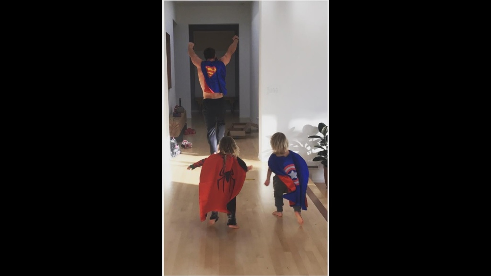 Elsa Pataky ha colgado esta fotografía de los tres chicos de su casa. Su marido, Chris Hemsworth con capa de Superman, y sus pequeños de Spiderman y Capitán América, recorrían los pasillos del hogar en busca de villanos.