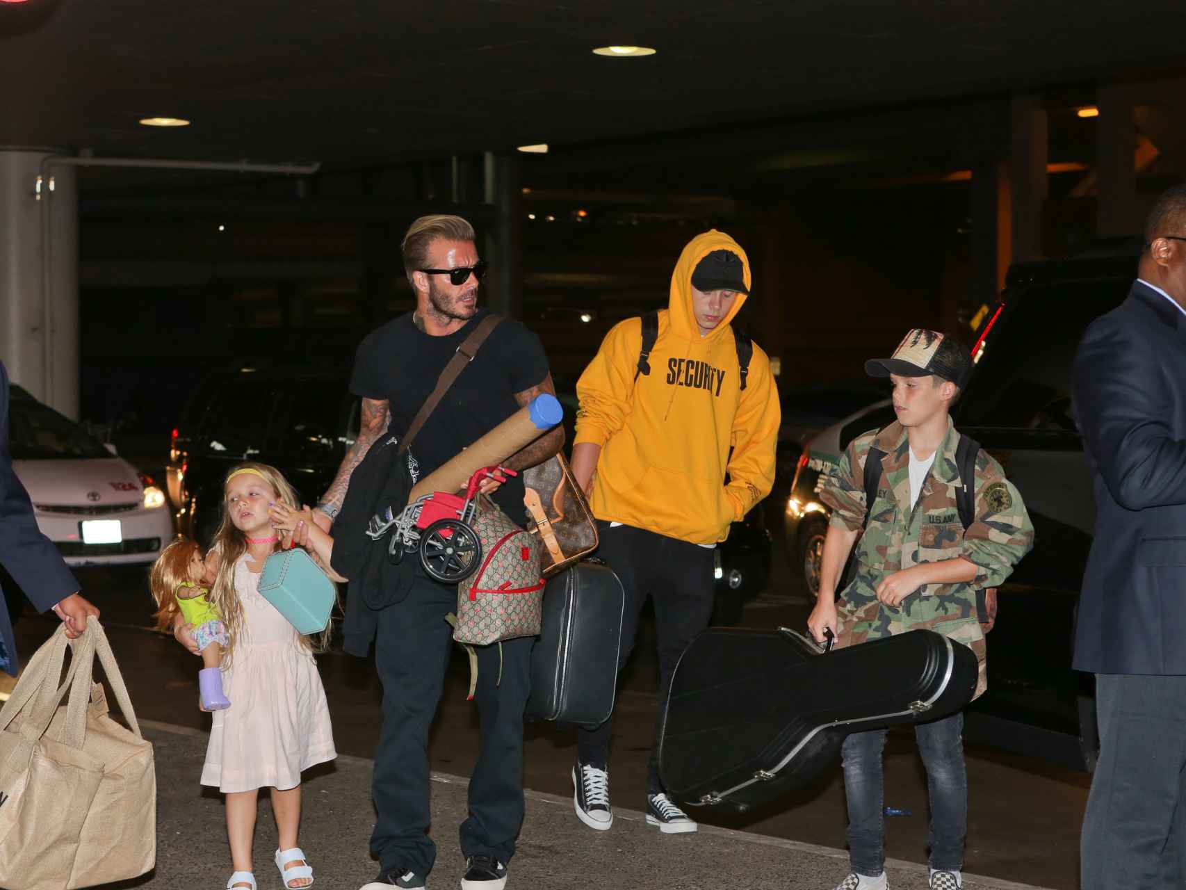 El futbolista con sus hijos Brooklyn, Cruz y Harper llegando al aeropuerto de Los Ángeles