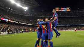 Los jugadores del Barcelona celebran el gol de Suárez
