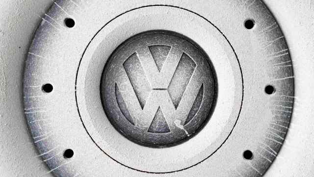 Rueda con el logo de Volkswagen.