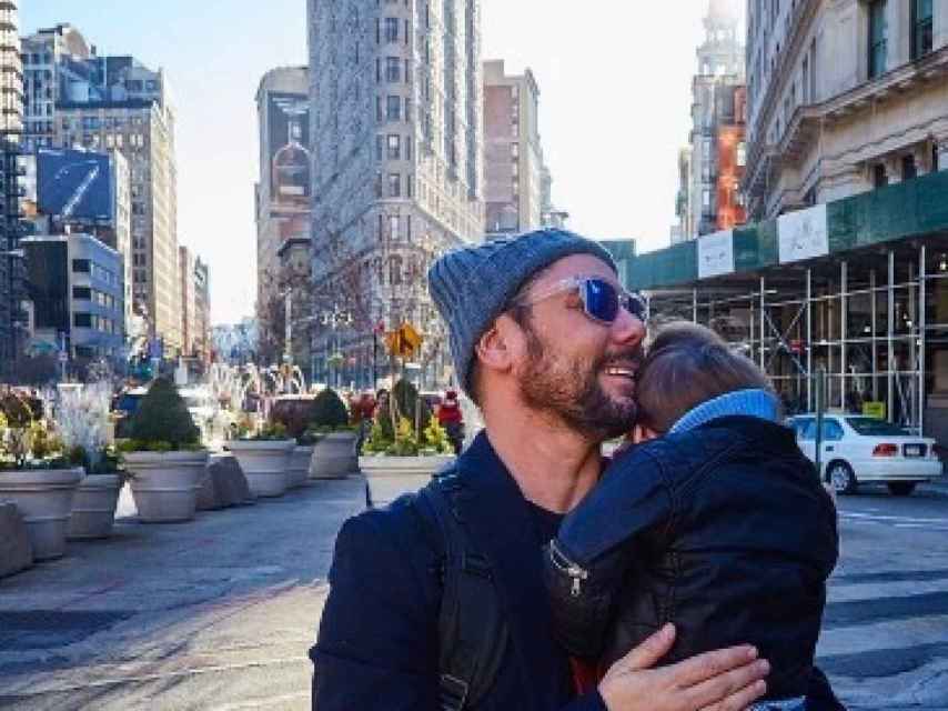 Miguel Poveda con su hijo en Nueva York.