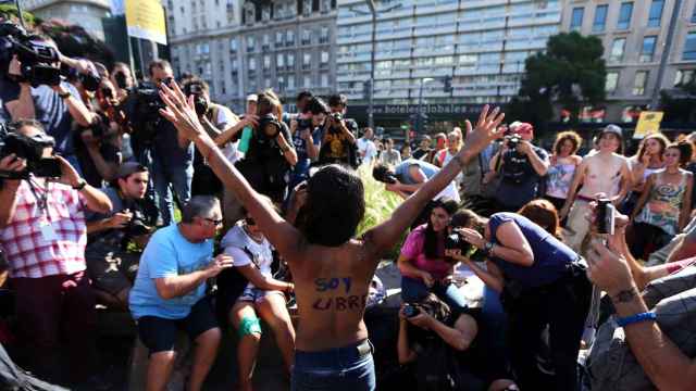 Cientos de mujeres protestan en el Obelisco de Buenos Aires por el 'tetazo' argentino.