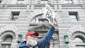 Un hombre se manifiesta frente a la Corte de Apelaciones de San Francisco contra el veto de Trump.