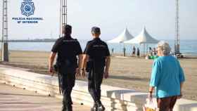 Agentes de la Policía Nacional en el paseo marítimo de Almería