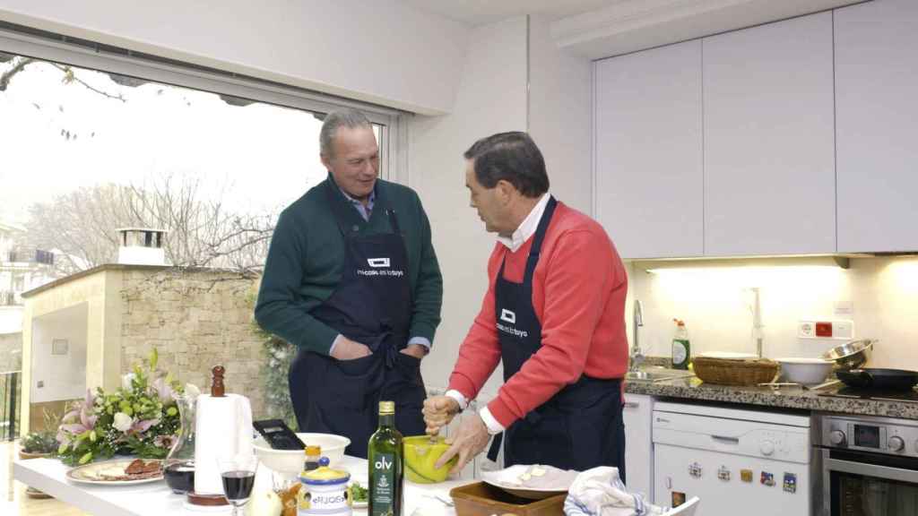 José Bono y Bertín Osborne cocinan juntos.