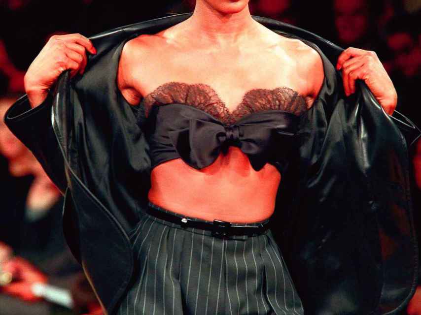 Naomi desfilando en Francia para Yves Saint Laurent, en 1999.