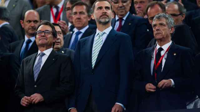 El Rey Felipe VI, Artur Mas y Ángel María Villar durante la pitada al himno.