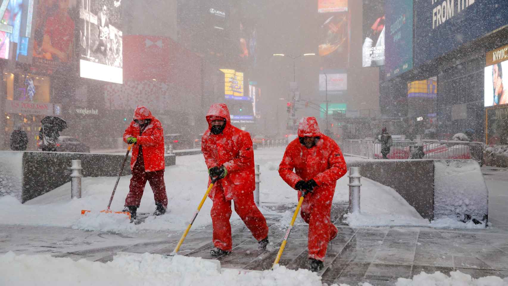 Trabajadores retiran nieve de Times Square