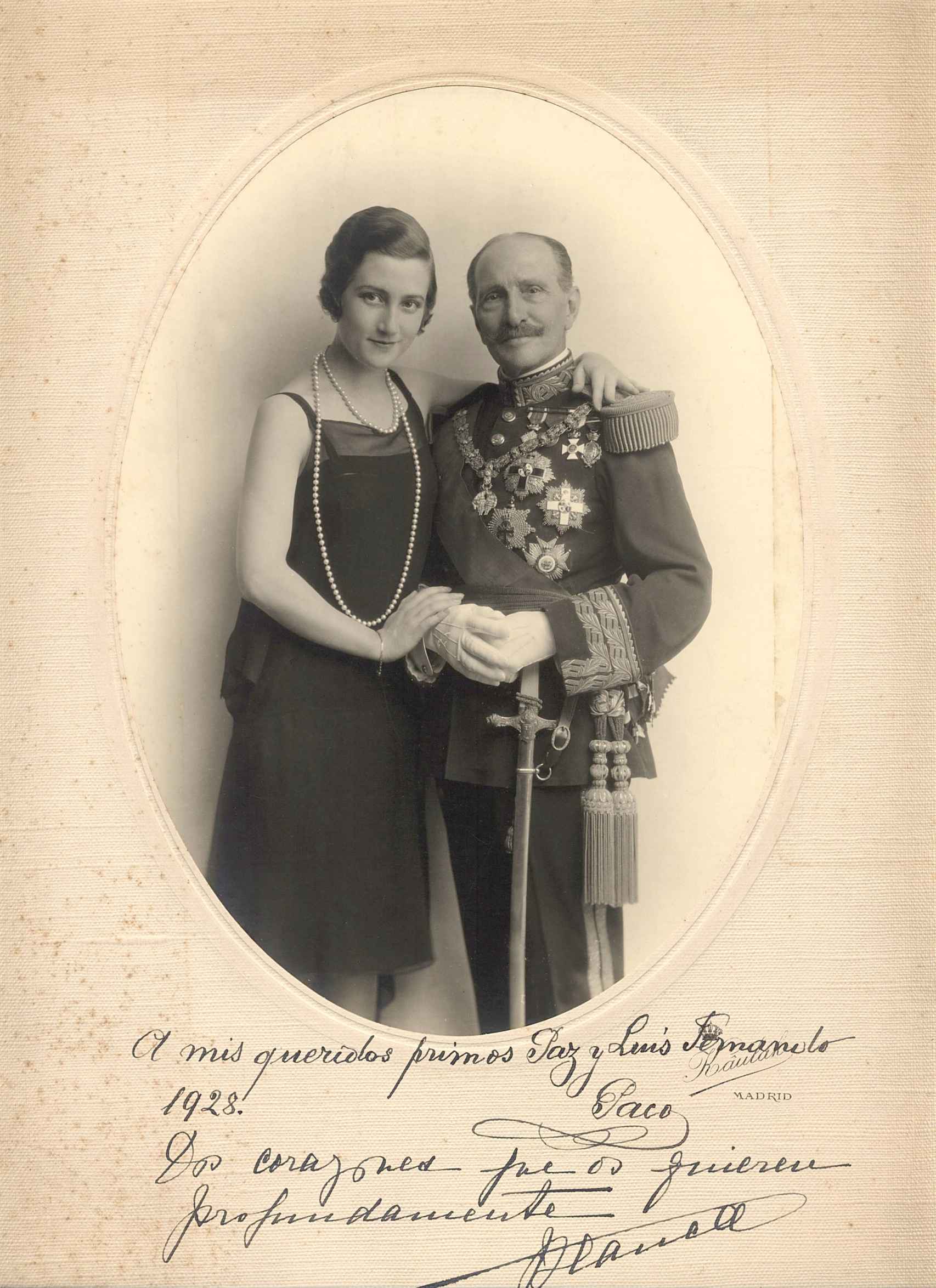 Francisco de Borbón y Castellvi, el general Borbón, con su hija Blanca futura condesa de Romanones. Está dedicada a la infanta Paz, hermana de Alfonso XII.