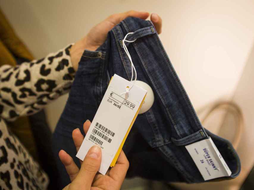 La técnica de wardrobing consiste en comprar una prenda, usarla escondiendo la etiqueta, y devolverla a la tienda.