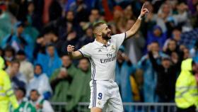 Karim Benzema celebra un gol en el Santiago Bernabéu.