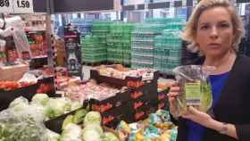 La consejera de Agua, Agricultura y Medio Ambiente, lechuga en mano en un supermercado berlinés.